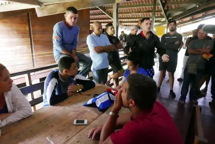 Cuban migrants stranded in Panama speak to journalists at the camp where they are housed in Gualaca in the western province of Chiriquí. Image by José A. Iglesias. Panama, 2017.