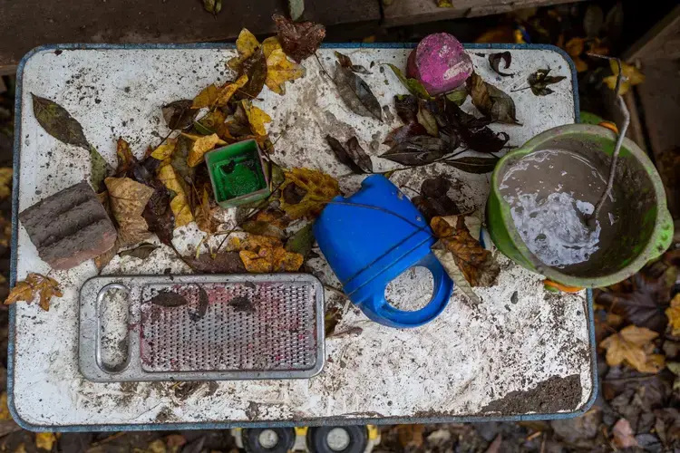 Some forest preschools eliminate nearly all man-made objects while others mix some structures and tools and toys. Image by Ryan Delaney. Germany, 2020.