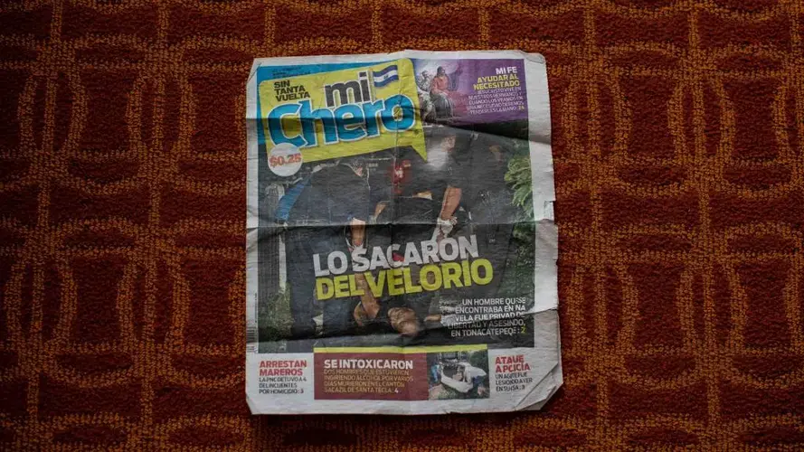 News of Jorge Chávez’s murder was published in several local newspapers. All of them read the same: few details about what happened, and even though at least 10 people saw the incident, none of them told the police what happened. In El Salvador people don’t talk to police. They don’t trust them, they think gangs and policemen are the same people. They also don’t talk to the press either out of fear of retaliation. They live under the motto, “no one saw anything, no one heard anything.” Image by Almudena Toral. United States, 2018.