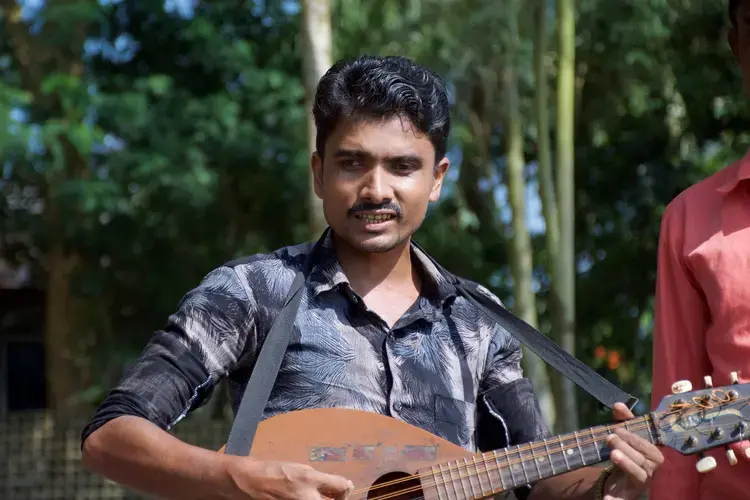 Siraz is a lead singer and mandolinist. Image by Sasha Ingber. Bangladesh, 2019.