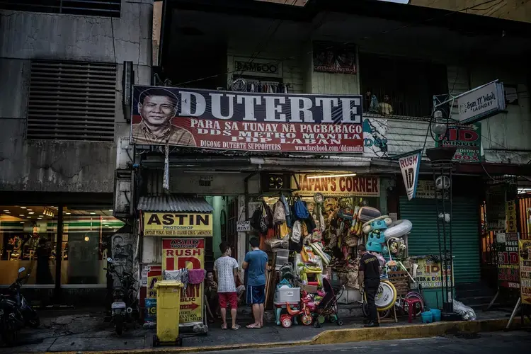 Two years into President Rodrigo Duterte’s “Tokhang” war on drugs and, by some accounts, over 13,000 deaths—more than the official death toll during the nine years of martial law under President Ferdinand Marcos—Duterte remains highly popular with the Filipino voting public. Image by James Whitlow Delano. Philippines, 2018.