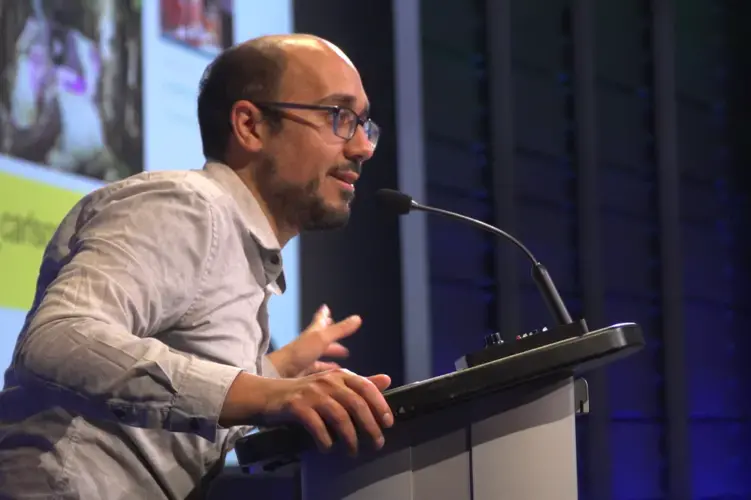 Senior Education Manager Fareed Mostoufi speaks about the Pulitzer Center's approach to storytelling in amplifying under-reported stories. Image by Claire Seaton. United States, 2019.<br />