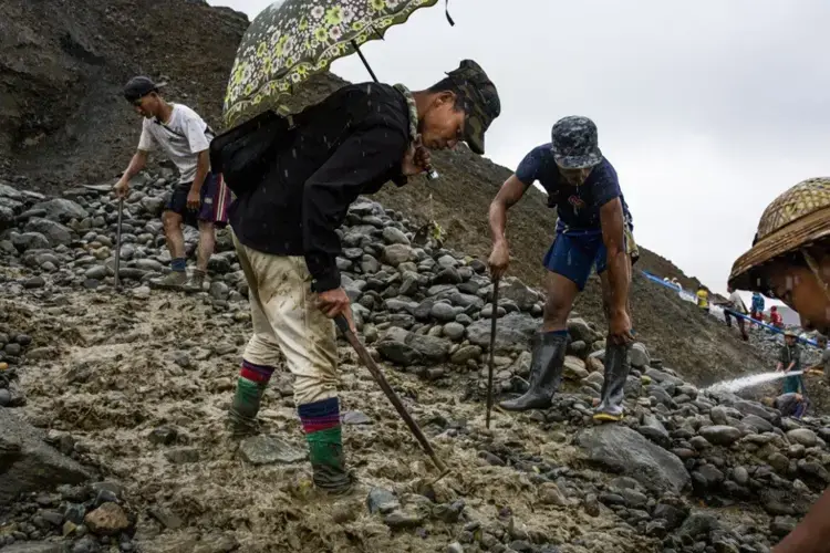 Freelance miners in Hpakant. Image by Hkun Lat. Myanmar, 2020.<br />
