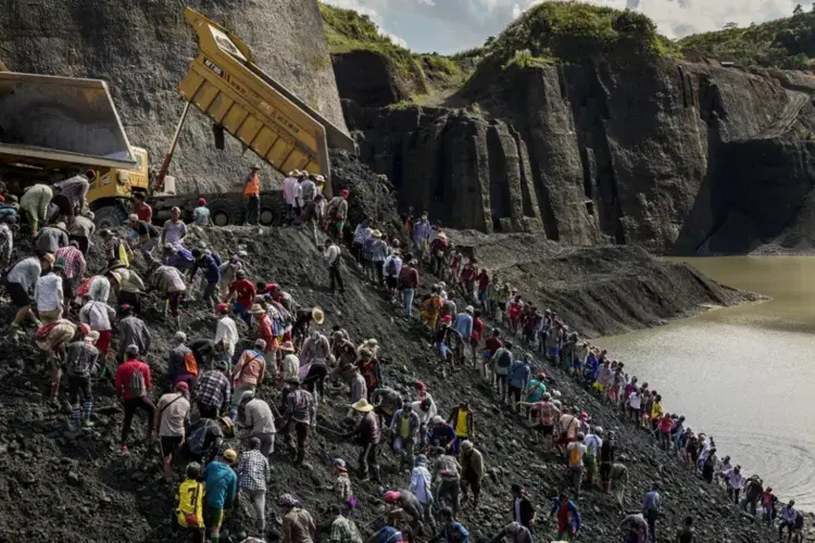 Unlicensed miners search for jade stones at a waste site in Hpakant. Image by Hkun Lat. Myanmar, 2018.