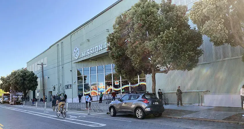 The line on Wednesday, July 8, spilled over onto Harrison Street. Image by Lydia Chávez. United States, 2020.