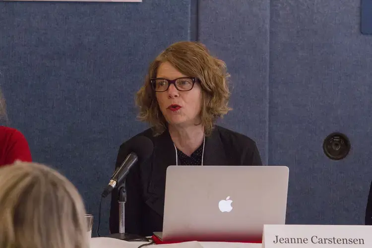 Grantee and radio reporter Jeanne Carstensen shares experiences of her reporting on refugees in Europe. Image by Jin Ding. United States, 2017.