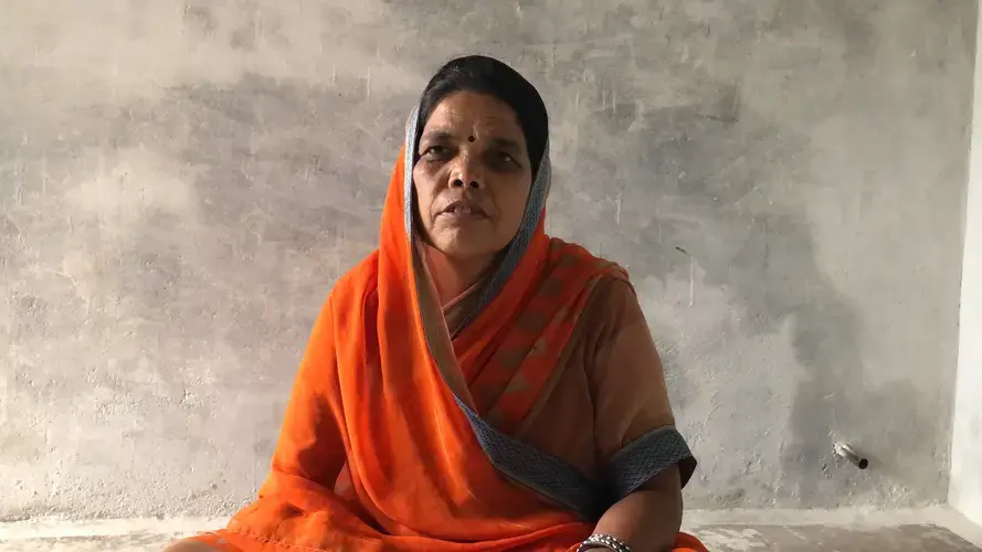 Gyani Bairawat, a 45-year-old beedi worker residing in the Sagar district of MP explains why and how she earns less than the minimum wage set by the government for beedi workers. Image by Pallavi Puri. India, 2019.