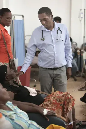 Dr. Joseph Bernard, Jr. (center), who cares for cancer patients, says Haiti’s high rate of cervical cancer deaths is “a failure of our health system.” Image by José A. Iglesias. Haiti, 2018.