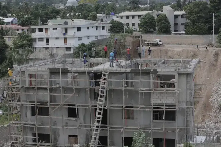The Haitian government recommends that builders follow earthquake-resistant standards. But because Parliament has not voted on a national building code, there is no way to enforce it in construction, like at this apartment building going up in Port-au-Prince. Image by Jose A. Iglesias. Haiti, 2019.