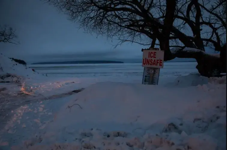 A posting on the approach to the would-be ice road between Madeline Island and Bayfield, Wisconsin, on Jan. 23, 2020. Image by Zbigniew Bzdak/The Chicago Tribune. United States, 2020.