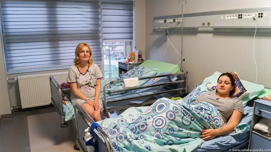 Paulina Slifierz (left) and Maja Suder (right) recover after childbirth at the Independent Public Health Care Center in Myślenice, Poland. Image by Natalia Ojewska for The Texas Tribune. Poland, 2018.