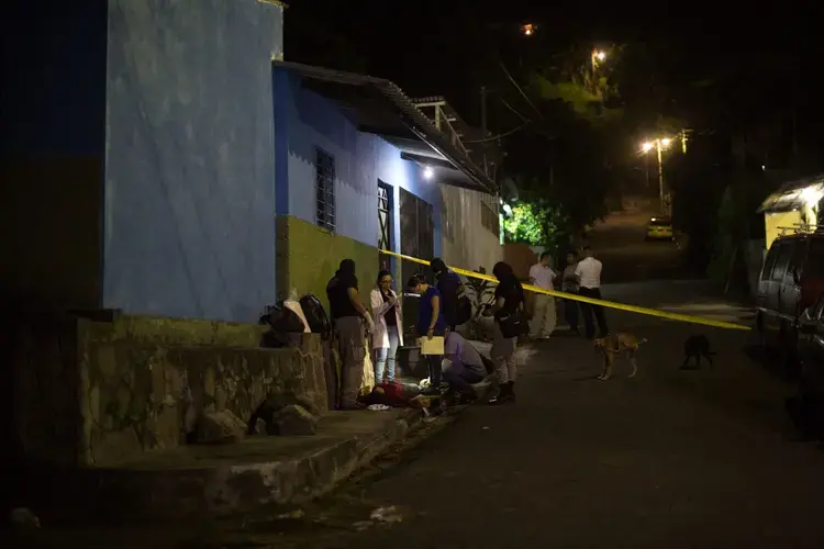 A crime scene is investigated and documented as a femicide in September 2018. El Salvador, a country smaller than New Jersey in size and population, has the highest femicide rate in Latin America. Image by Almudena Toral. El Salvador, 2018.