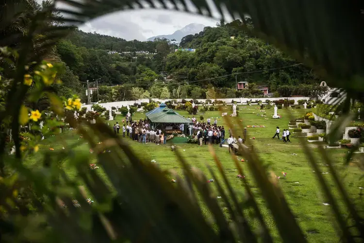 A 12-year-old girl from a middle class family killed herself at home on September 18, 2018. The case was handled with secrecy by authorities, but Salvadoran media reported that the girl was in the process of receiving psychological treatment. The image was taken during her burial, surrounded by her classmates and family members. Image by Almudena Toral. El Salvador, 2018.<br />
