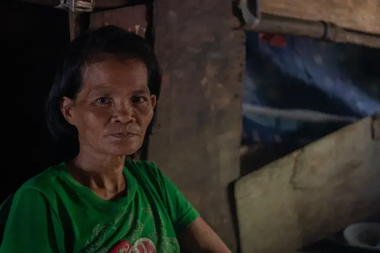 Rosemary Herela, 41, has been living in Isla Puting Bato’s squatter area for two decades. Image by Micah Castelo. Philippines, 2019.