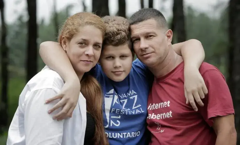 Nirvia Alvarez with her 11-year-old son, Christian Estrada Alvarez, and her husband, Lazaro Estrada Cabello. Image by Jose A. Iglesias. Panama, 2017.