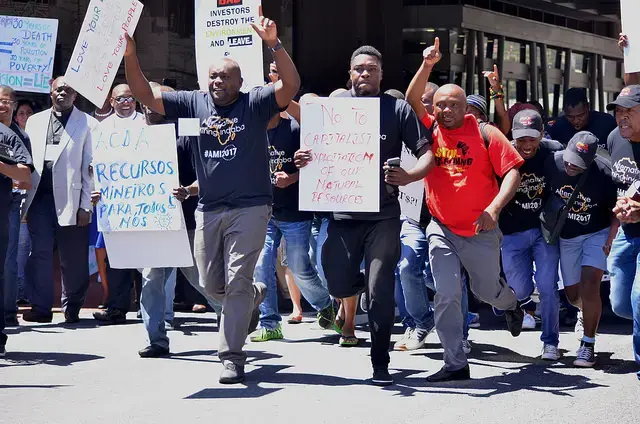 Alternative Mining Indaba participants dance and sing struggle songs during their march on Feb. 8, 2017. Individual countries have begun holding their own alternative indabas, with South Africa’s first country-specific conference held this year in Johannesburg. Image by Mark Olalde. South Africa, 2017.