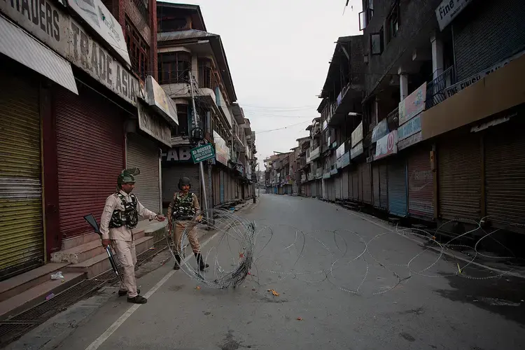 Indian paramilitary forces set up a barricade in Srinagar. Image by Abid Bhat. Kashmir, 2019.