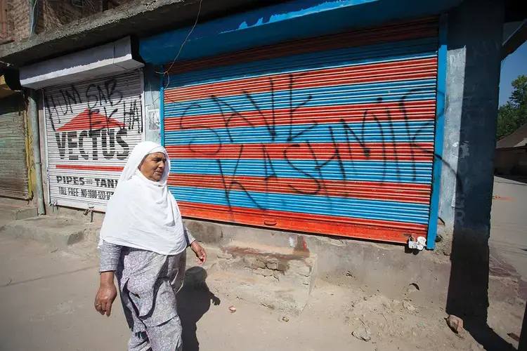 A Kashmiri woman walks through the Anchar neighborhood of Srinagar. Image by Abid Bhat. Kashmir, 2019.