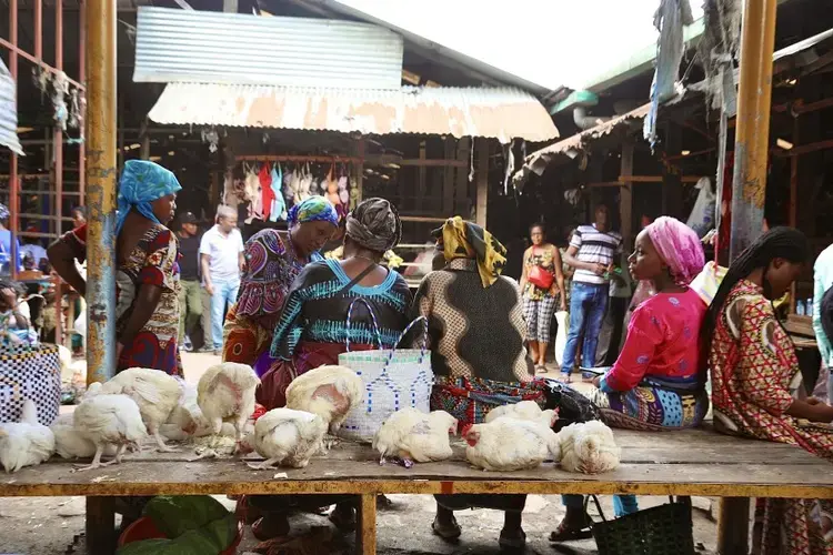 Traders at Virunga market in Goma, Congo, are packed closely together. Image by Peter Yeung / LA Times. Congo, 2020.