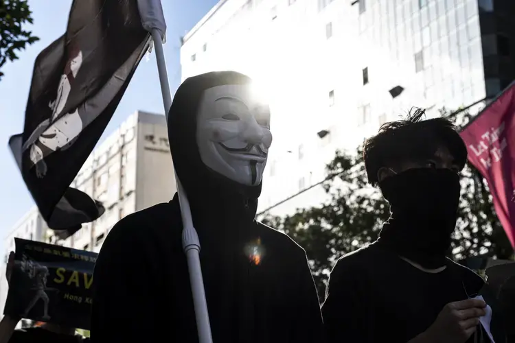 Hong Kong protesters holding a ‘Liberate Hong Kong, revolution of our times’ flag during a demonstration in Taipei on October 25, 2020. Image by Hsiuwen Liu/Al Jazeera. Taiwan, 2020.