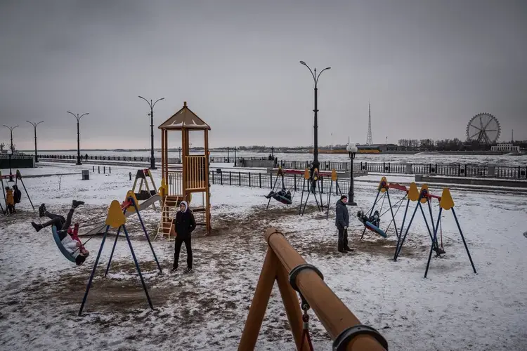 Blagoveshchensk, Russia. The Chinese city of Heihe can be seen just across the Amur River. Image by Sergey Ponomarev. Russia, 2020.<br />
