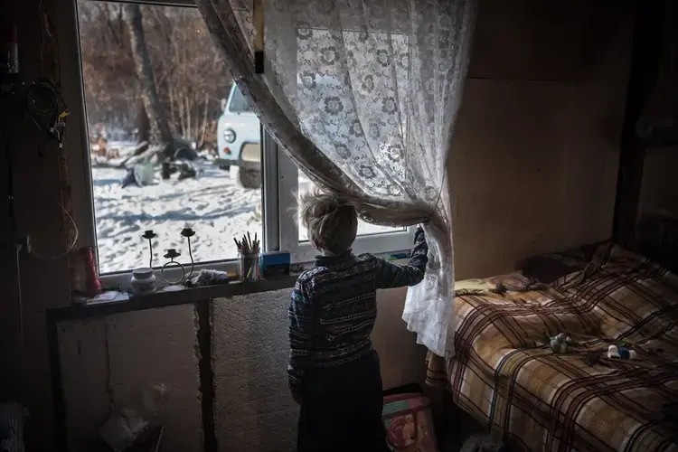 Outside Blagoveshchensk. Fedor Shvalov looking to see who has arrived. Image by Sergey Ponomarev. Russia, 2020.</p>
<p>