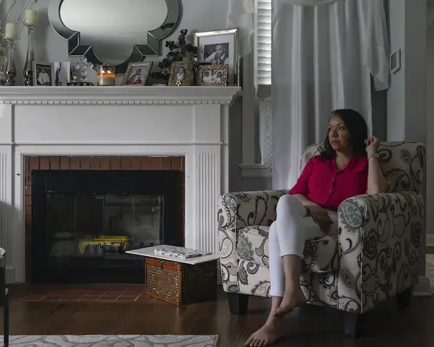Madelyne Osorio’s mother died in April after going to a hospital where she was not tested for COVID-19 or Influenza and was discharged within a few hours. Image by Hiram Alejandro Durán / Center for Investigative Journalism. United States, 2020.