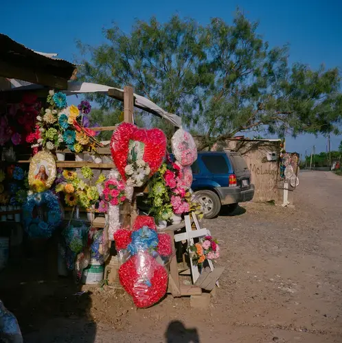 A flower stand is seen in September 2020 near the cemetery that houses the plot for Oscear Sineon Reyas Limas, who was killed by Mexican marines and whose body was found in the desert. Image by by Christopher Lee. Mexico, 2020.