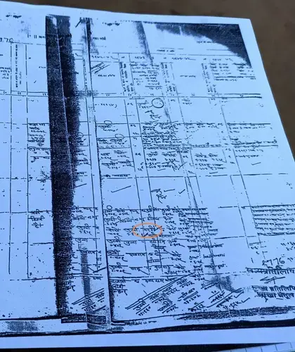 A government record from 1972 mentions Ramsingh’s father Mandari as a cultivator on government land. The government would have to go through thousands of such barely legible records to process land titles on orange areas. Image by Nihar Gokhale. India, undated.