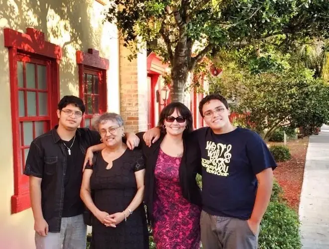 María Isabel Santiago Colón with her daughter Miriam Moreno Santiago and her grandchildren. Image by Hiram Alejandro Durán / Center for Investigative Journalism.
