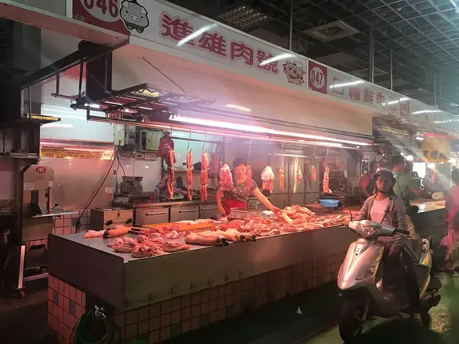 The indoor/outdoor markets in Luodong are open day and night. Image by Melissa McCart. Taiwan, 2018.