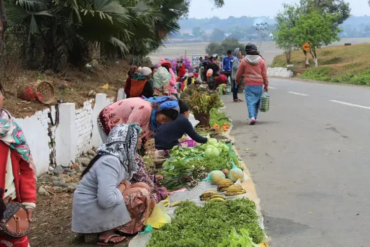 Morning market in Puta-O, Myanmar. Image by Hkaw Myaw. Myanmar, 2020.