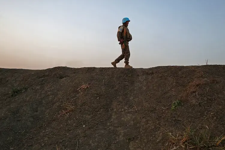 A U.N. peacekeeper patrols the edge of the protection site in Bentiu, South Sudan. Image by Cassandra Vinograd. South Sudan, 2017.</p>
<p>