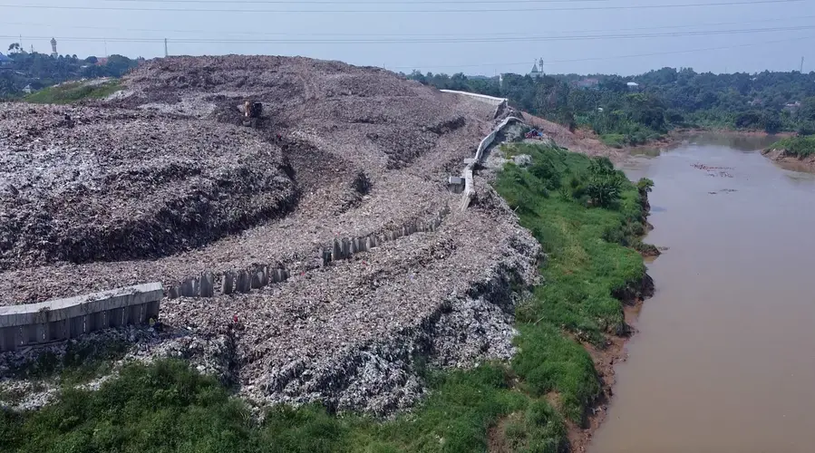 An aerial view of a waste landslide at the Cipeucang landfill in South Tangerang, Indonesia. Image by Adi Renaldi. Indonesia, undated.<br />
