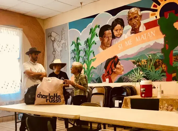 Sister Beatrice Donnellan talks with a pair of visitors dropping off donations at Casa Vides in El Paso, Texas in August 2019. Image by Lily Moore-Eissenberg. United States, 2019.