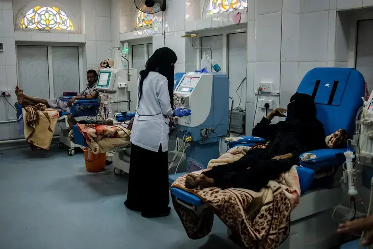 Yemeni nurses tend to kidney failure patients on dialysis in Hajjah, Yemen. Image by Alex Potter. Yemen, 2018.
