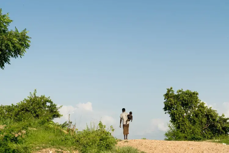 A woman walks with a child in the Omugo settlement for refugees who have fled from South Sudan to Uganda, June 27, 2019. Image by Adriane Ohanesian. Uganda, 2019.