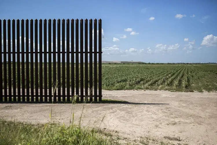 The end of a segment of the border fence near Oklahoma Avenue in Brownsville. To avoid paying for land trapped between the fence and the Rio Grande, the government left wide gaps so land owners could reach their fields. Image by Martin do Nascimento. United States, 2017.