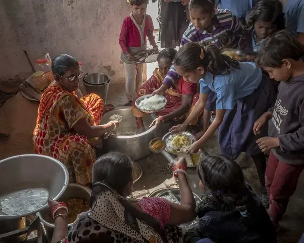 Studies of exposure to household air pollution have shown clear impacts, including lower respiratory infections, cardio-pulmonary diseases, cataracts, and lung cancer. Image by Larry C. Price. India, 2018.
