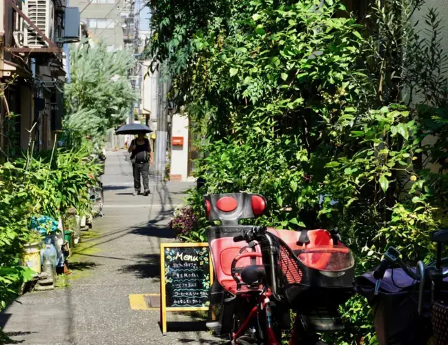 A man with an umbrella avoiding the heat in Tokyo, Japan. Image by Daniel Merino. Japan, 2019.