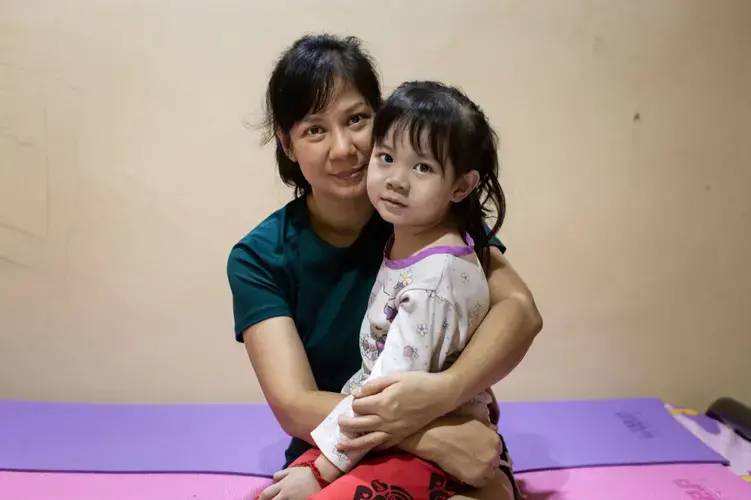 Jean Tei and her six-year-old daughter, Ang Gia Thong, at their home in Sungai Petani, Malaysia. Ang Gia Thong developed a respiratory illness after factories in their neighborhood began burning more unrecyclable plastic. Image by Sebastian Meyer. Malaysia, 2020.