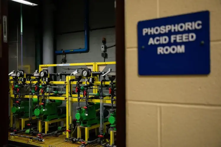 A chemical treatment room inside the Morgan Water Treatment Plant in Cleveland on Sept. 26, 2019. When added to Cleveland’s water, phosphoric acid acts as a protective coating inside lead and copper piping, guarding against corrosion. However, low-oxygen water from Lake Erie’s dead zone can strip away this buffer. Image by Zbigniew Bzdak. United States, 2019.