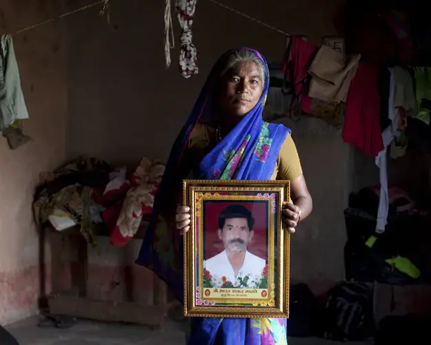 Shanta Bharat Malave mourns the killing of her husband, Bharat Shankar Malave. Image by Prarthna Singh. India, 2018.