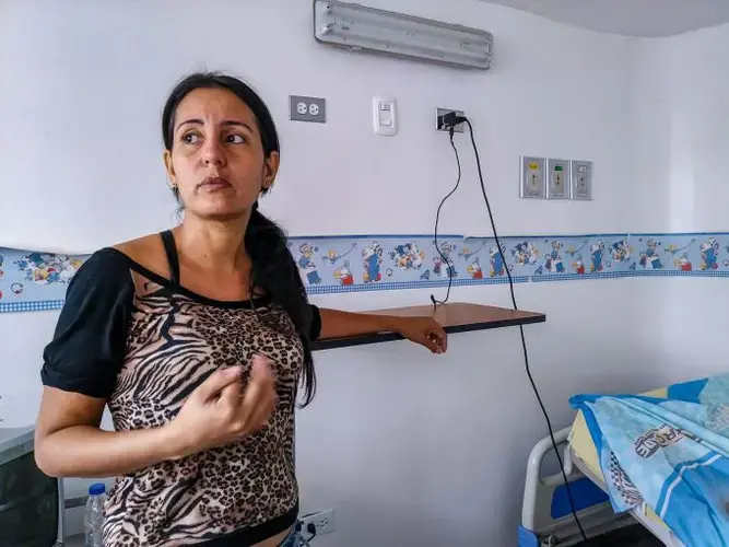 Emily Aguiar, mother of Eliécer Aguiar, spends her days caring for her son at a hospitalization room in the Nephrology Service of the Hospital J.M de los Ríos, Venezuela’s biggest and most important pediatric hospital. Image by Flaviana Sandoval. Venezuela, 2018.