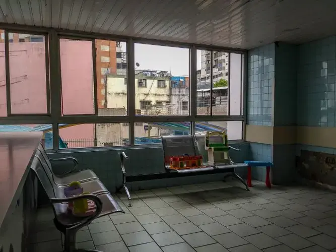 The Hospital J.M de los Ríos, in the capital city of Caracas, is Venezuela’s main children's hospital. It was inaugurated in 1958 to serve Venezuelan children from across the country. Once a role model of pediatric healthcare in Latin America, the hospital today faces severe problems with medicine and medical supplies shortages, crumbling infrastructure and lack of medical personnel. Image by Flaviana Sandoval. Venezuela, 2018.