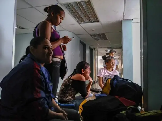 A group of women wait for their children to finish their dialysis treatment outside the Hospital J.M de los Ríos’ Dialysis Unit, the only facility in Venezuela that offers dialysis for children weighing under 22 pounds. Image by Flaviana Sandoval. Venezuela, 2018.