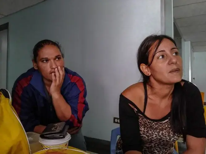 Emily Aguiar waits with other mothers outside the Dialysis Unit at the Hospital J.M de los Ríos for her son Eliécer to finish his dialysis cycle. Image by Flaviana Sandoval. Venezuela, 2018.