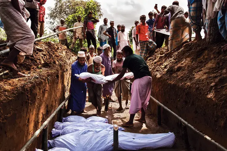 A mass grave for a group of Rohingya who drowned while tying to escape Myanmar. Image by Patrick Brown/Panos Pictures/UNICEF. Bangladesh, 2017.