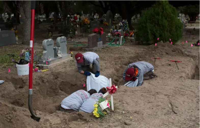 A team of volunteer students and faculty from the University of Indianapolis recover unidentified bodies of possible migrants who tried to make their way to the United States. Image by Carolyn Van Houten. United States, 2017.