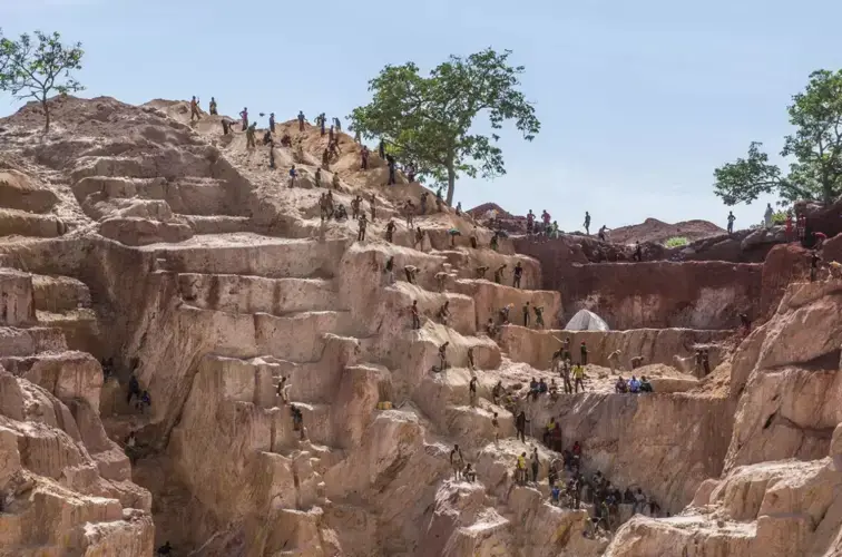 Gold miners at the Ndassima gold mine near Djoubissi, a Seleka-controlled area in the eastern part of CAR. Image by Thierry Bresilion. Central African Republic, 2018. 